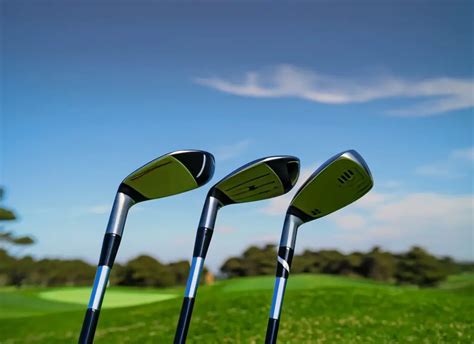 who makes strata golf clubs.